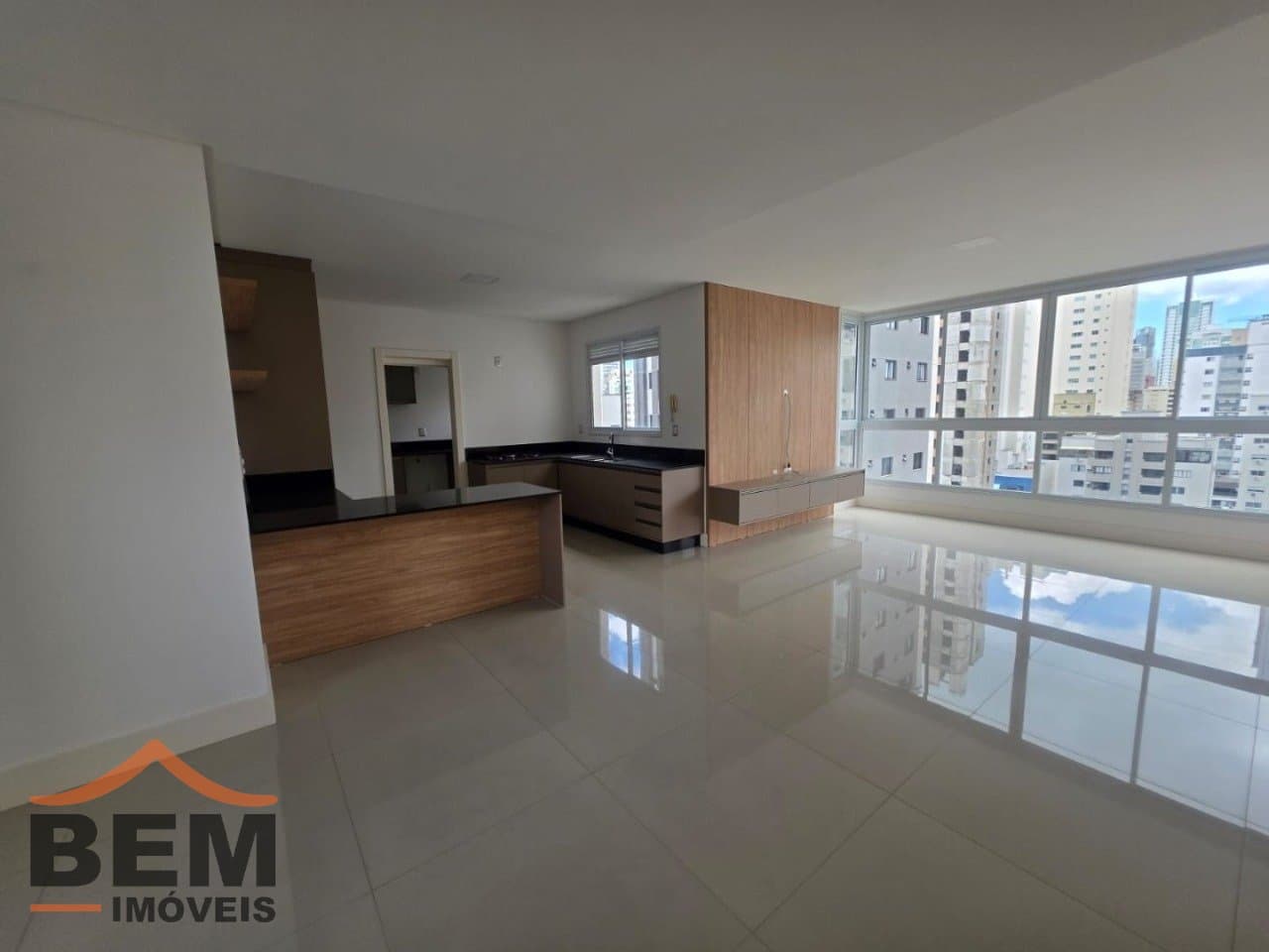 Apartamento para Locação com 2 quartos e 128m² no bairro Centro, em Balneário Camboriú: 10- SALA DE ESTAR 