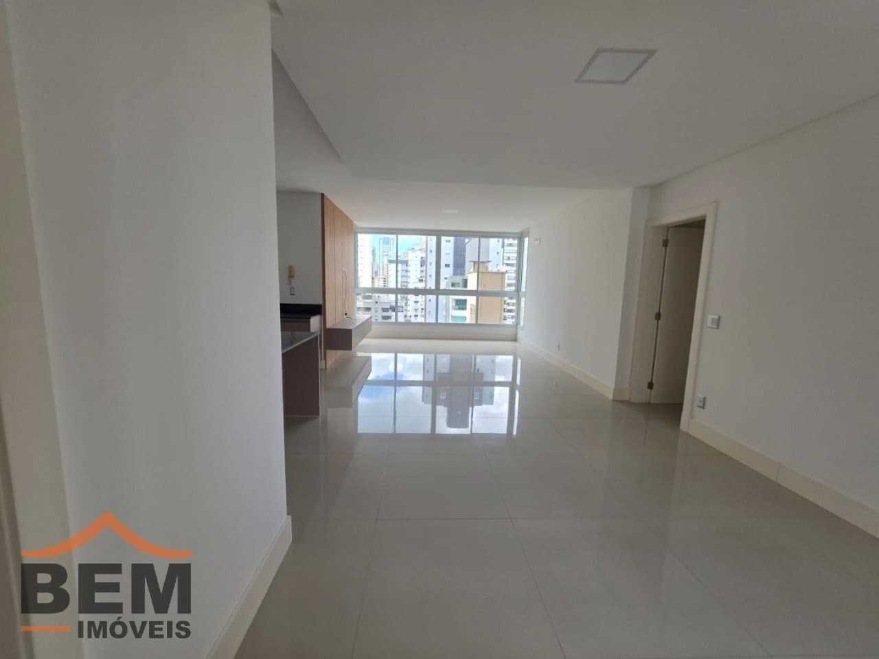 Apartamento para Locação com 2 quartos e 128m² no bairro Centro, em Balneário Camboriú: 08- SALA DE ESTAR 