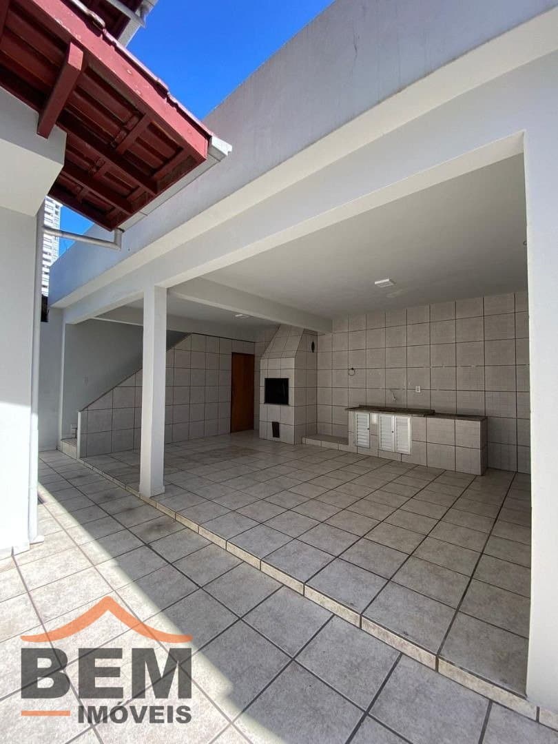 Casa com 4 quartos e 245m² no bairro São Judas, em Itajaí