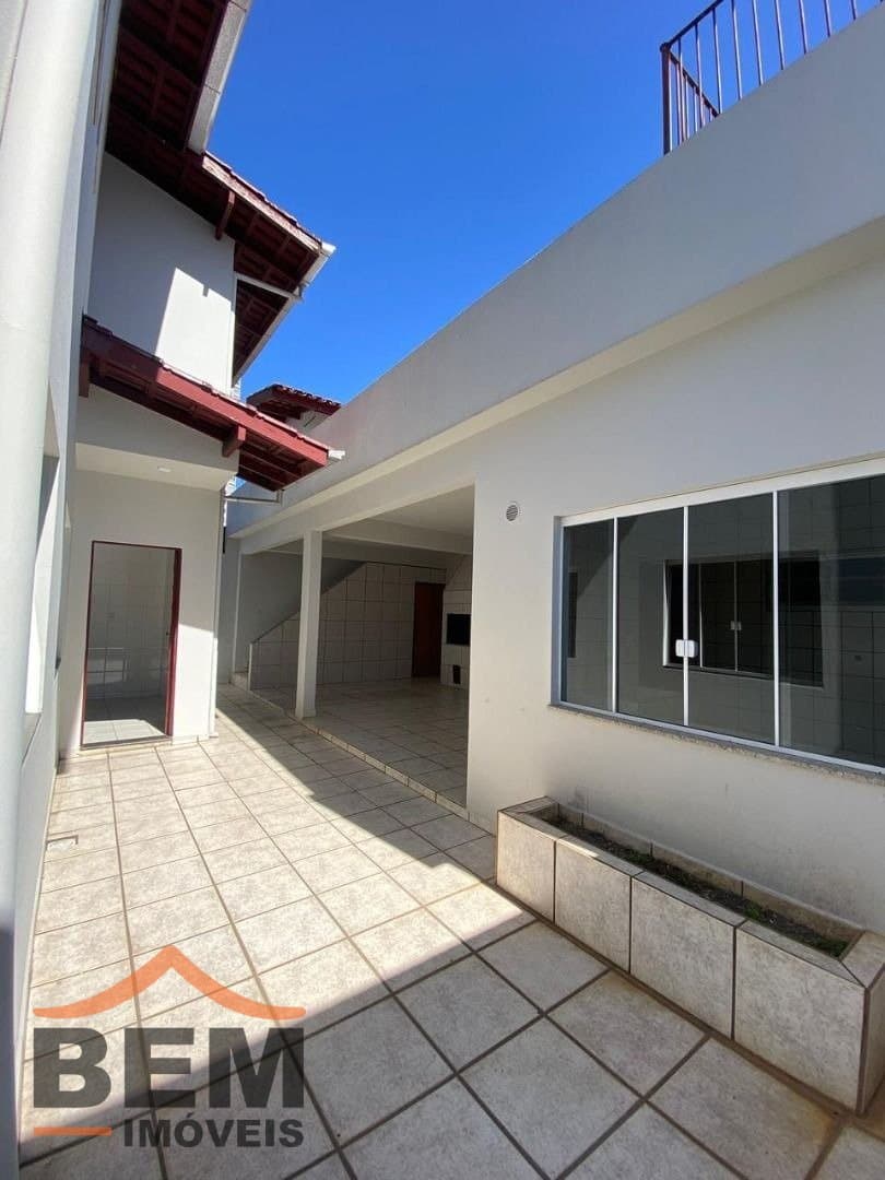 Casa com 4 quartos e 245m² no bairro São Judas, em Itajaí