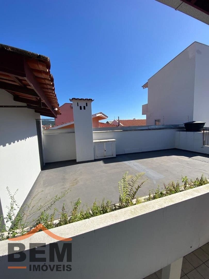 Casa com 4 quartos e 245m² no bairro São Judas, em Itajaí