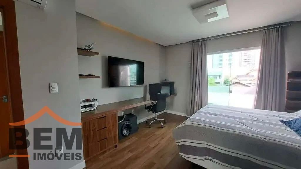 Casa para Venda com 4 quartos e 240m² no bairro São João, em Itajaí
