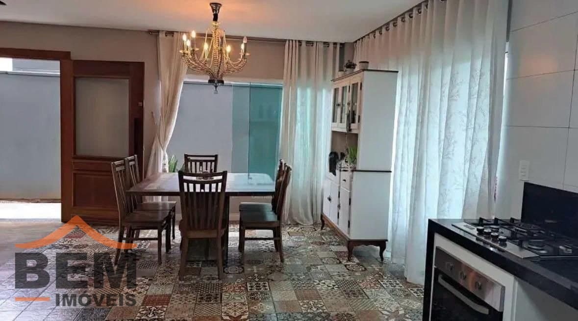 Casa para Venda com 4 quartos e 240m² no bairro São João, em Itajaí