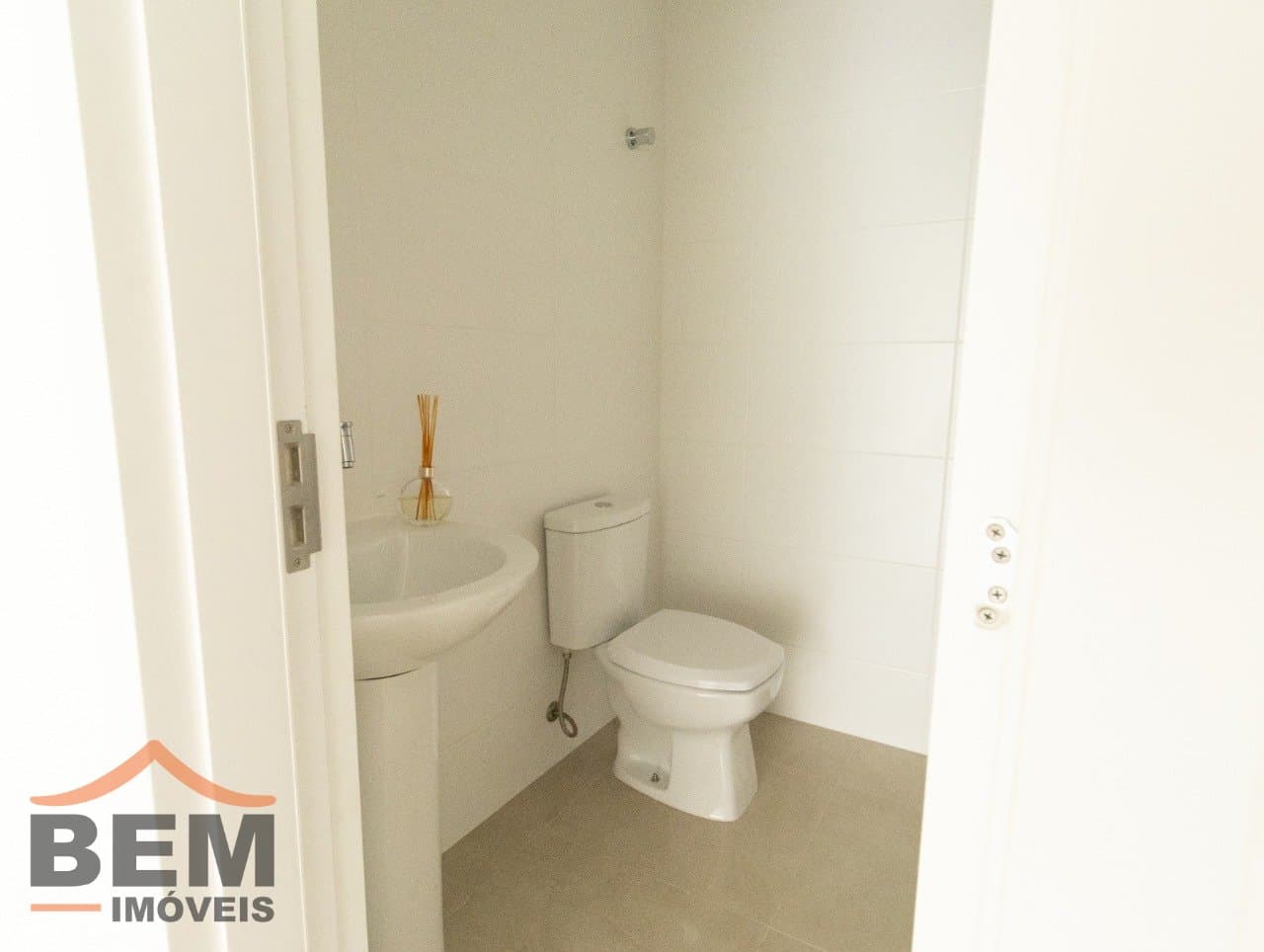 Sala Comercial para Locação com 47m² no bairro Nações, em Balneário Camboriú: 04- BANHEIRO 