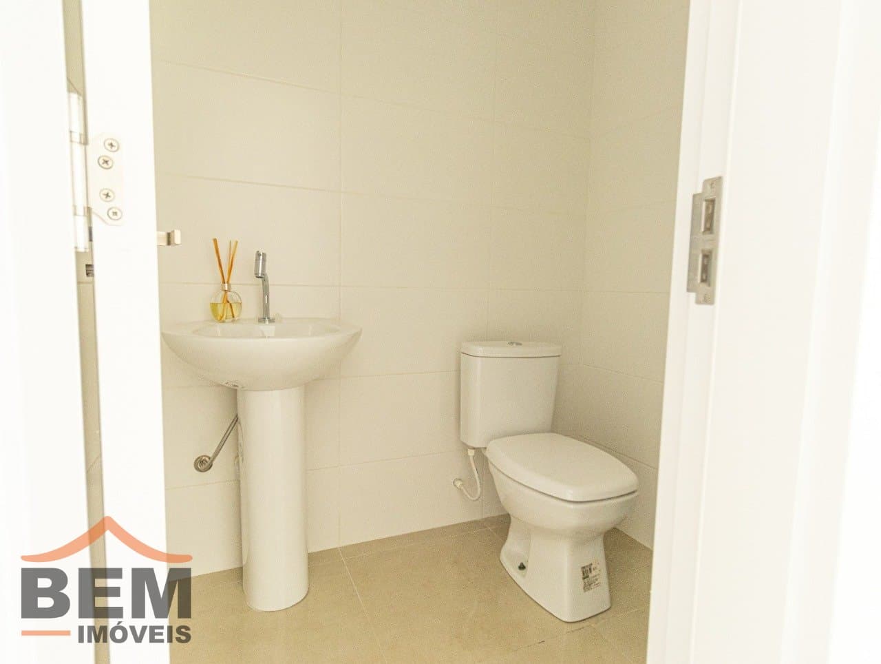 Sala Comercial para Locação com 63m² no bairro Nações, em Balneário Camboriú: 05 - BANHEIRO 