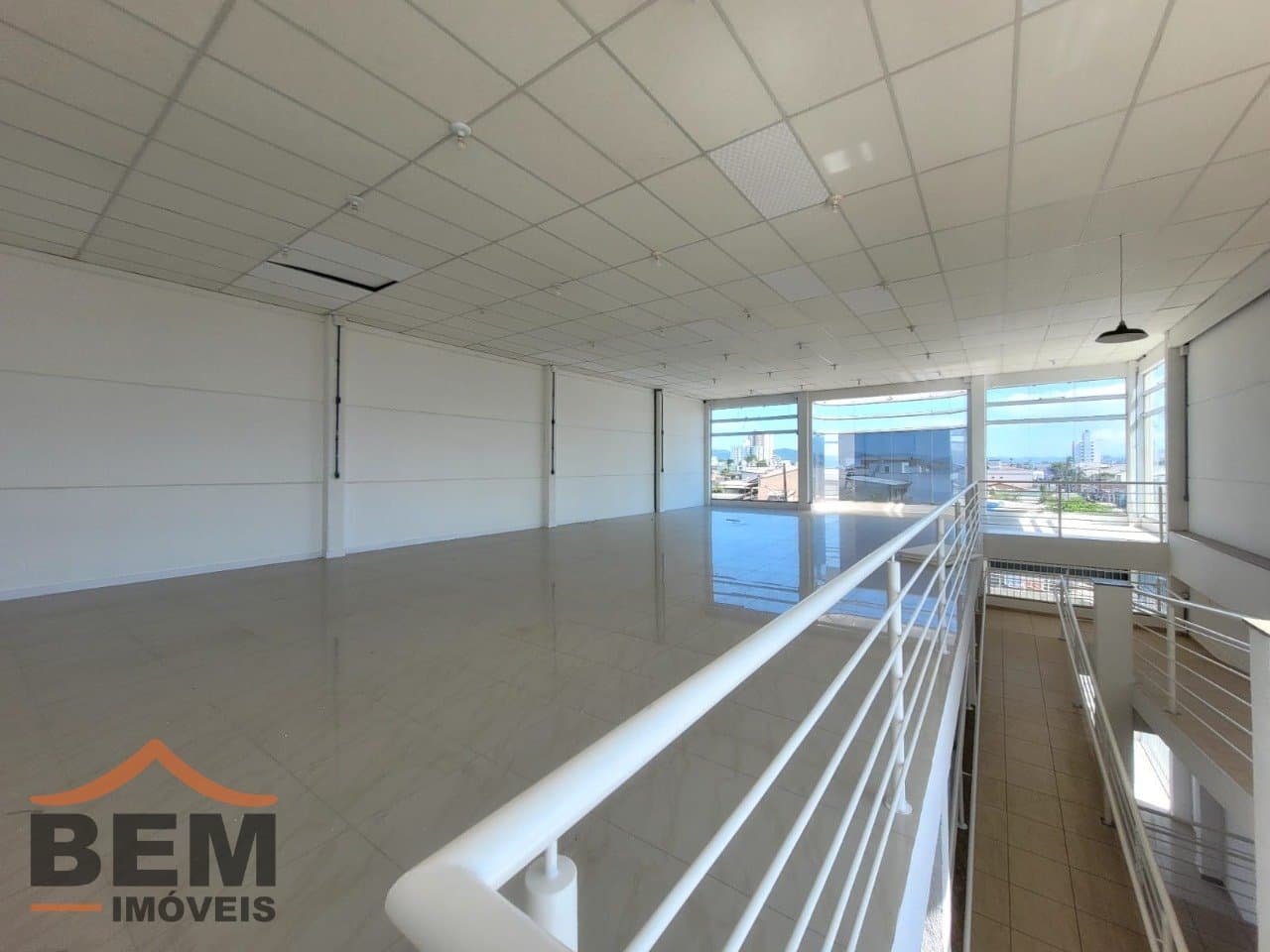 Sala Comercial para Locação com 450m² no bairro Cordeiros, em Itajaí