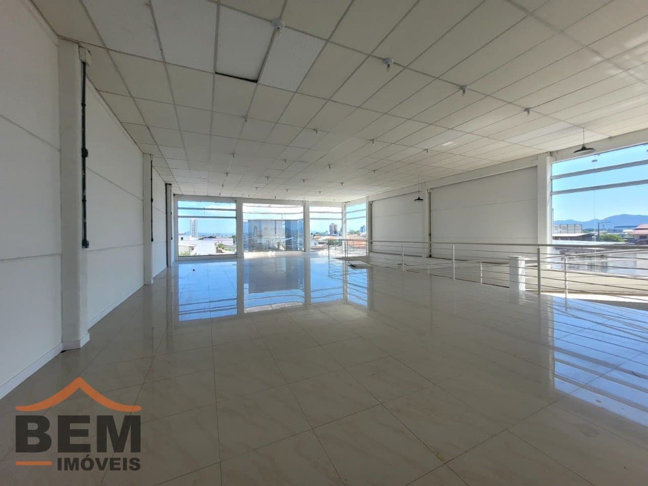 Sala Comercial para Locação com 450m² no bairro Cordeiros, em Itajaí