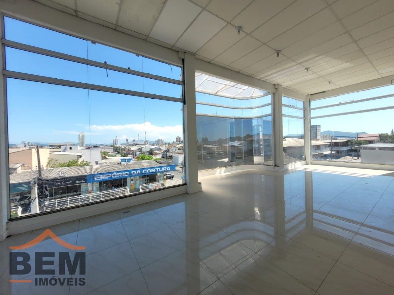 Sala Comercial para Locação com 450m² no bairro Cordeiros, em Itajaí