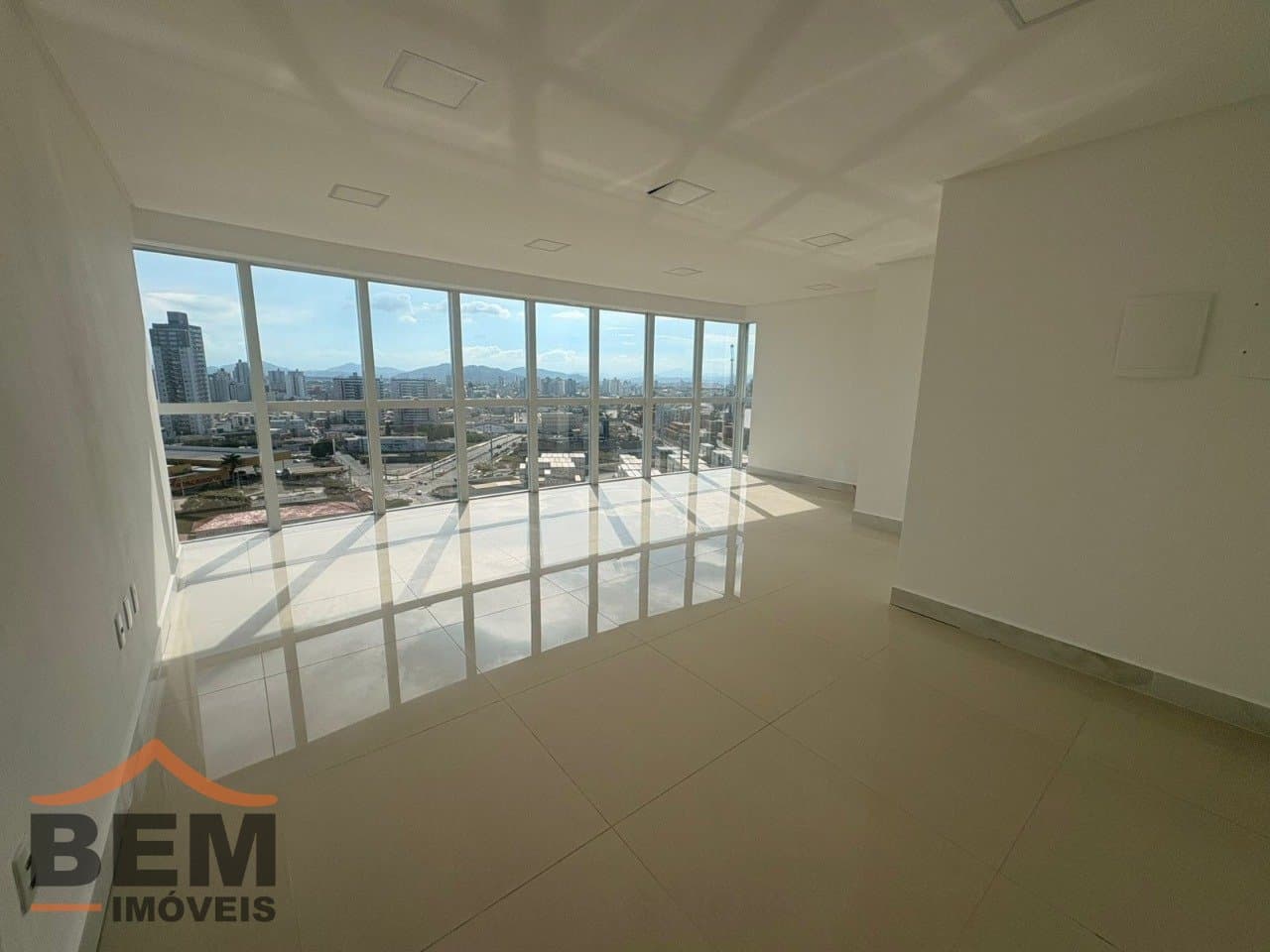 Sala Comercial para Locação com 67m² no bairro Centro, em Itajaí