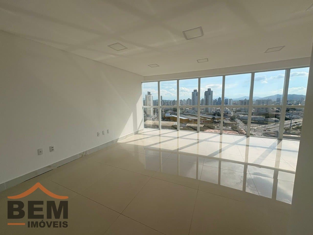 Sala Comercial para Locação com 67m² no bairro Centro, em Itajaí