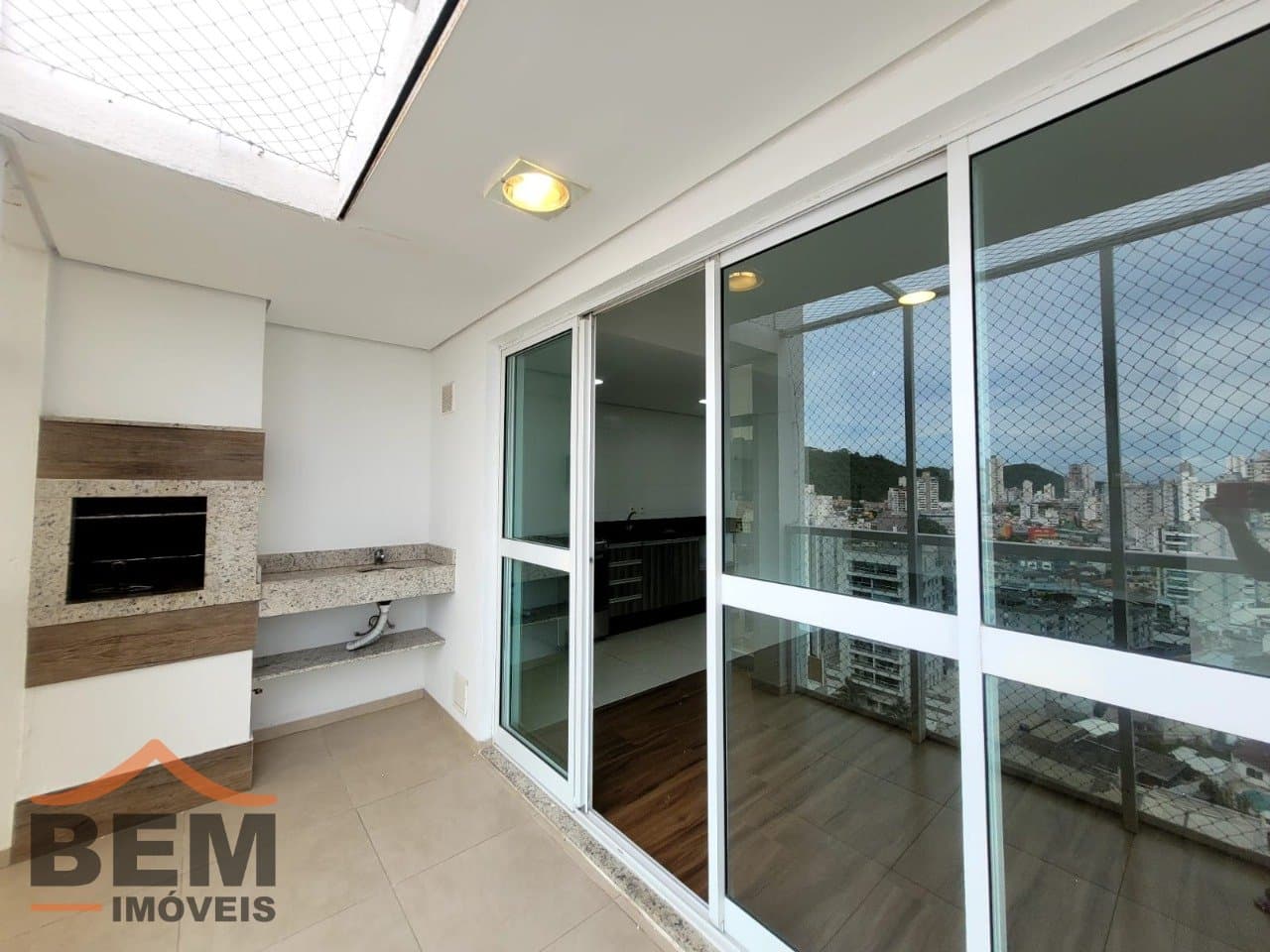 Apartamento para Locação com 2 quartos e 72m² no bairro Vila Operária, em Itajaí