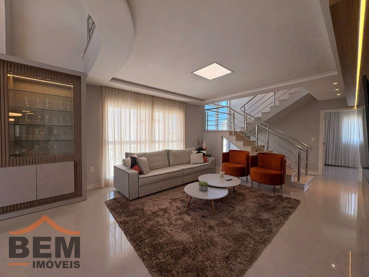 Apartamento Duplex para Locação com 4 quartos e 193m² no bairro Pioneiros, em Balneário Camboriú: 02- SALA DE ESTAR 