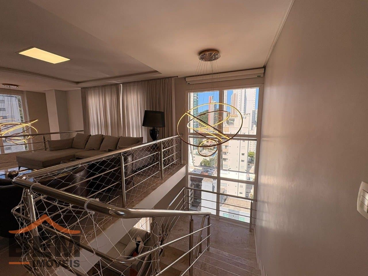 Apartamento Duplex para Locação com 4 quartos e 193m² no bairro Pioneiros, em Balneário Camboriú: 08- SALA DE ESTAR 