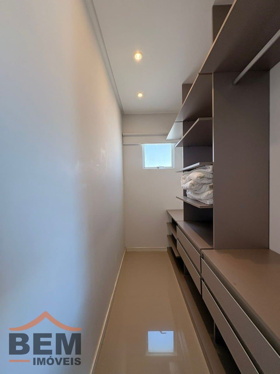 Apartamento Duplex para Locação com 4 quartos e 193m² no bairro Pioneiros, em Balneário Camboriú: 15- CLOSET 