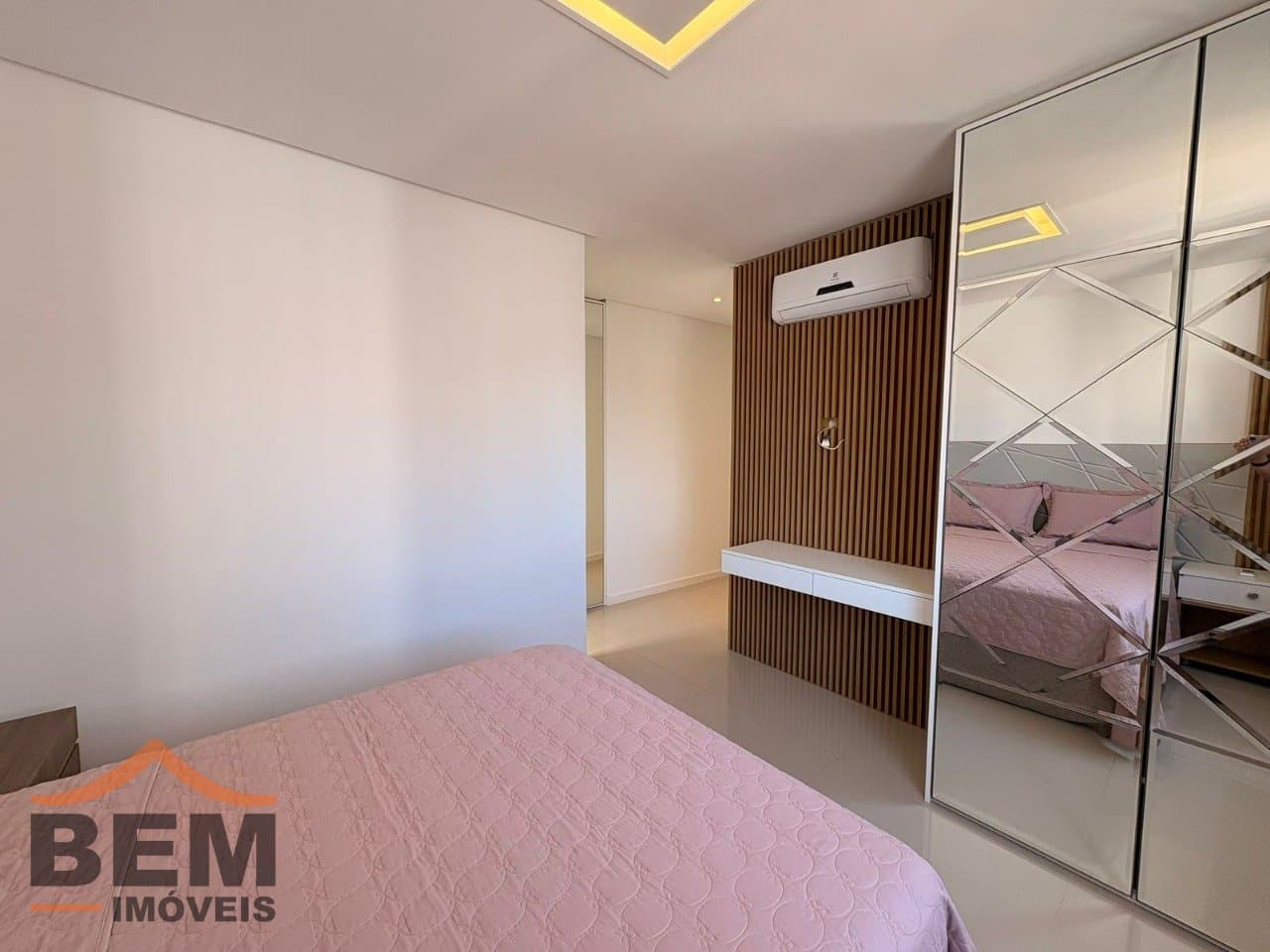 Apartamento Duplex para Locação com 4 quartos e 193m² no bairro Pioneiros, em Balneário Camboriú: 12- DORMITÓRIO SUÍTE 01