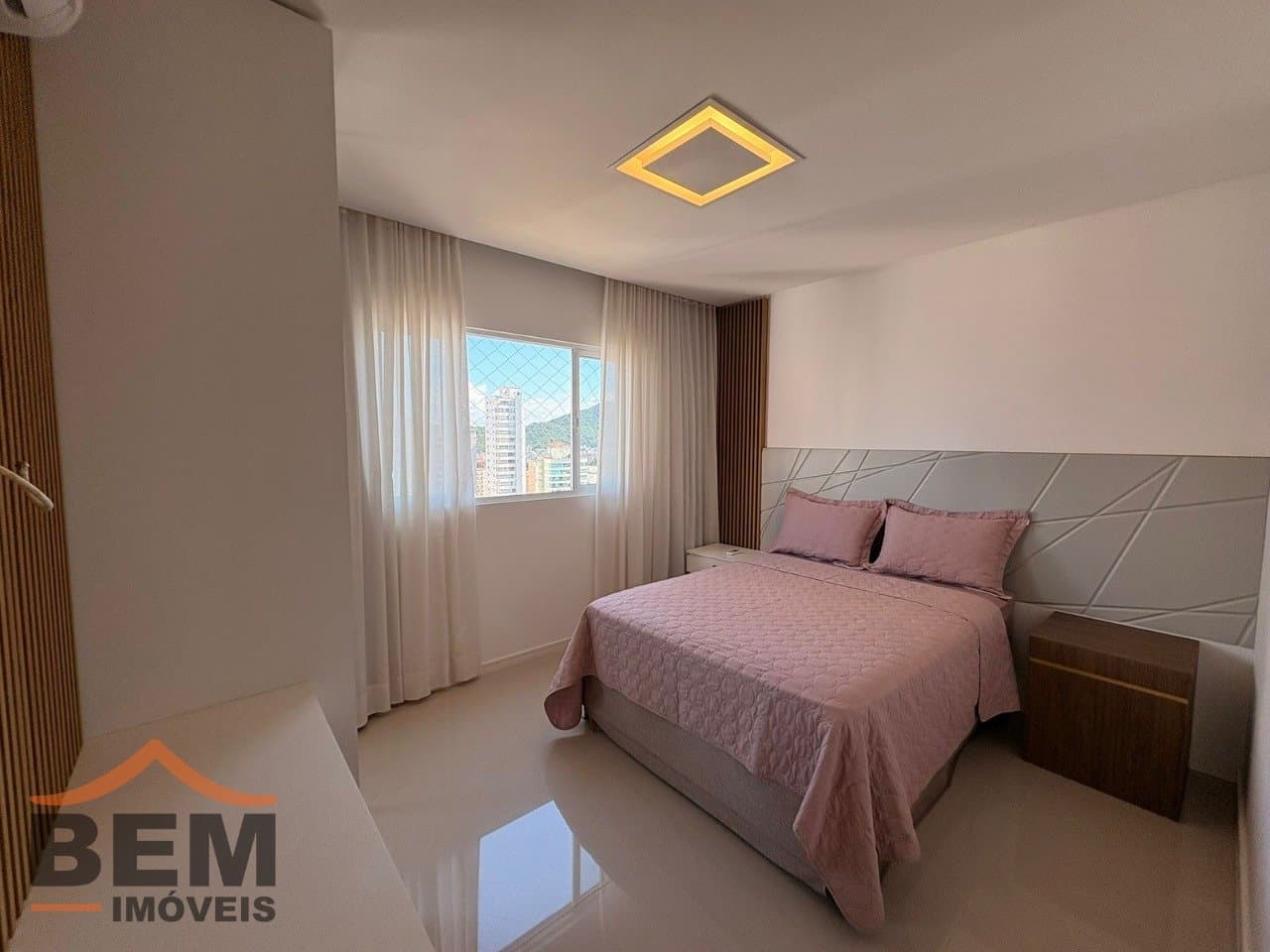 Apartamento Duplex para Locação com 4 quartos e 193m² no bairro Pioneiros, em Balneário Camboriú: 11- DORMITÓRIO SUÍTE 01
