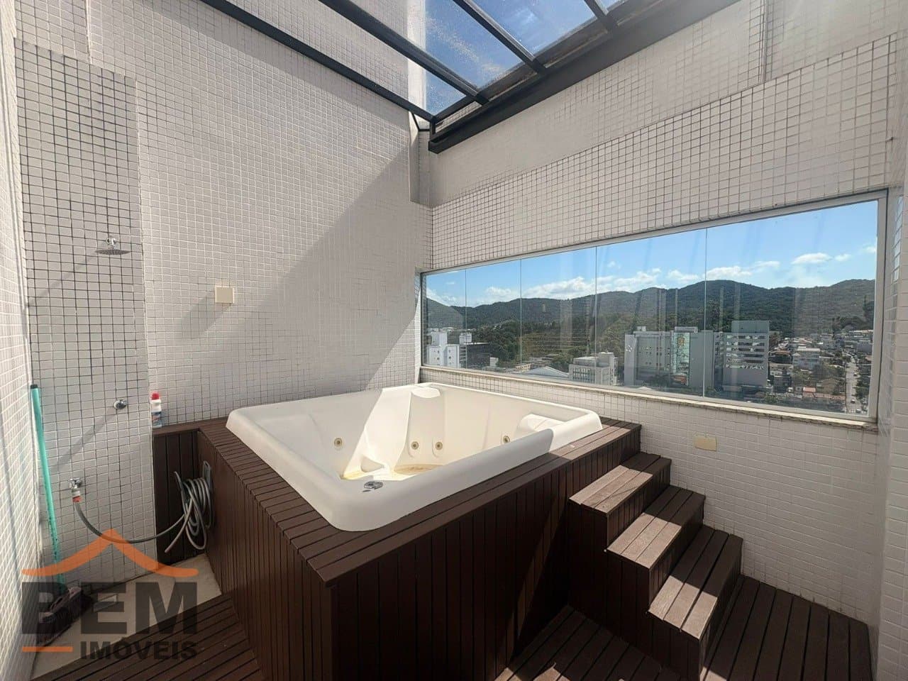 Apartamento Duplex para Locação com 4 quartos e 193m² no bairro Pioneiros, em Balneário Camboriú: 23- JACUZI