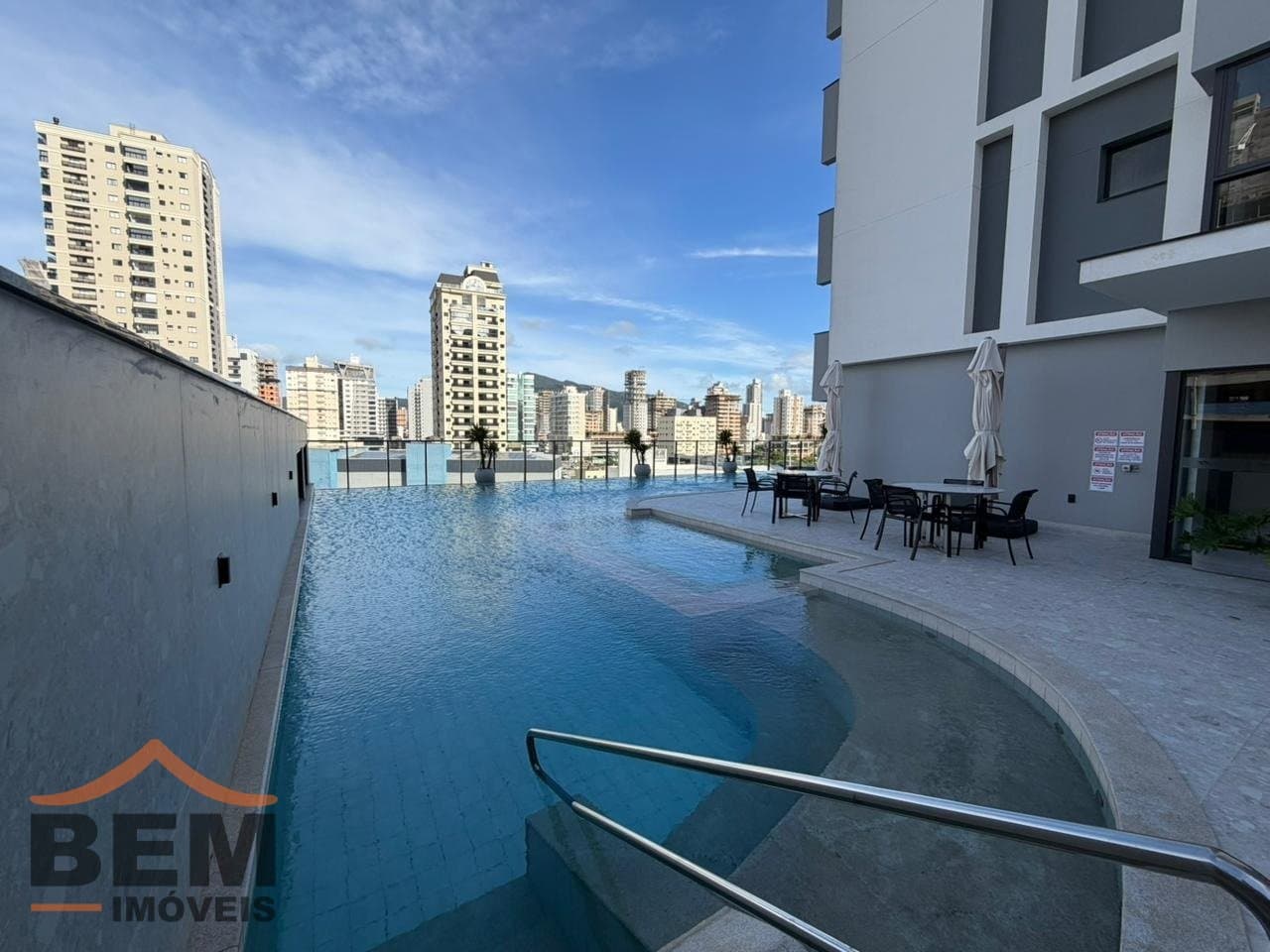 Apartamento para Locação com 3 quartos e 123m² no bairro Meia Praia, em Itapema