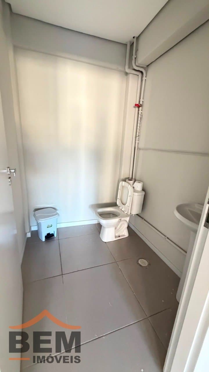 Sala Comercial para Locação com 55m² no bairro Centro, em Camboriú: 03-BANHEIRO
