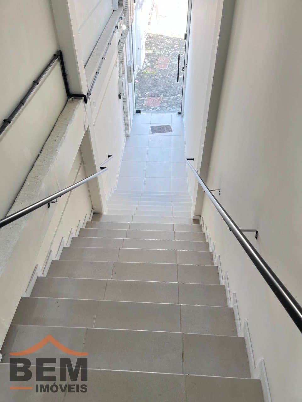 Sala Comercial para Locação com 55m² no bairro Centro, em Camboriú: 04-ESCADA