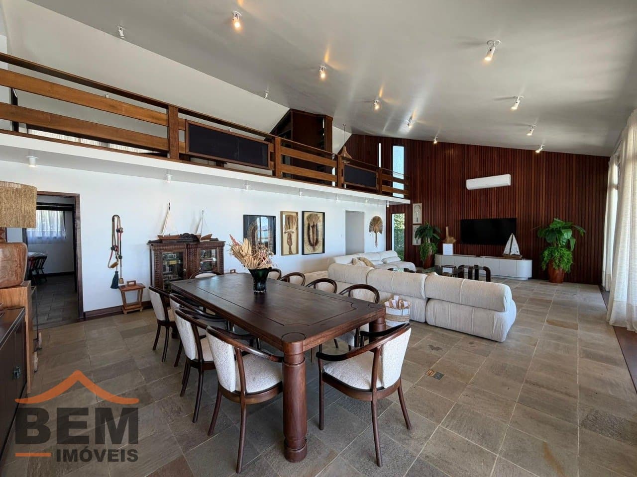 Casa para Locação com 3 quartos e 721m² no bairro Cabeçudas, em Itajaí