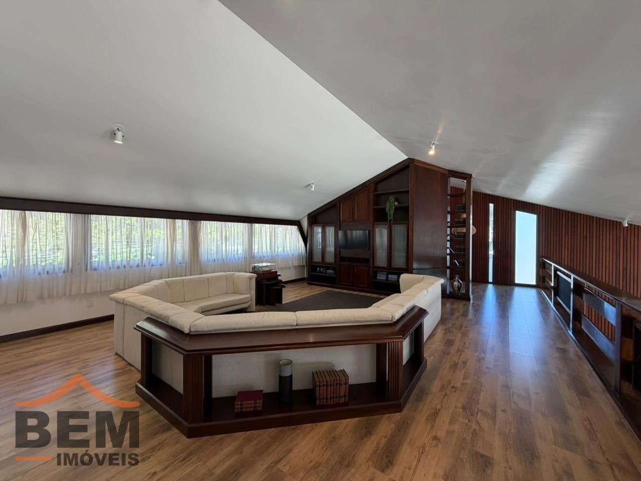 Casa para Locação com 3 quartos e 721m² no bairro Cabeçudas, em Itajaí