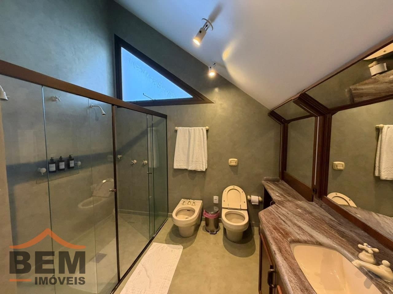 Casa para Locação com 3 quartos e 721m² no bairro Cabeçudas, em Itajaí