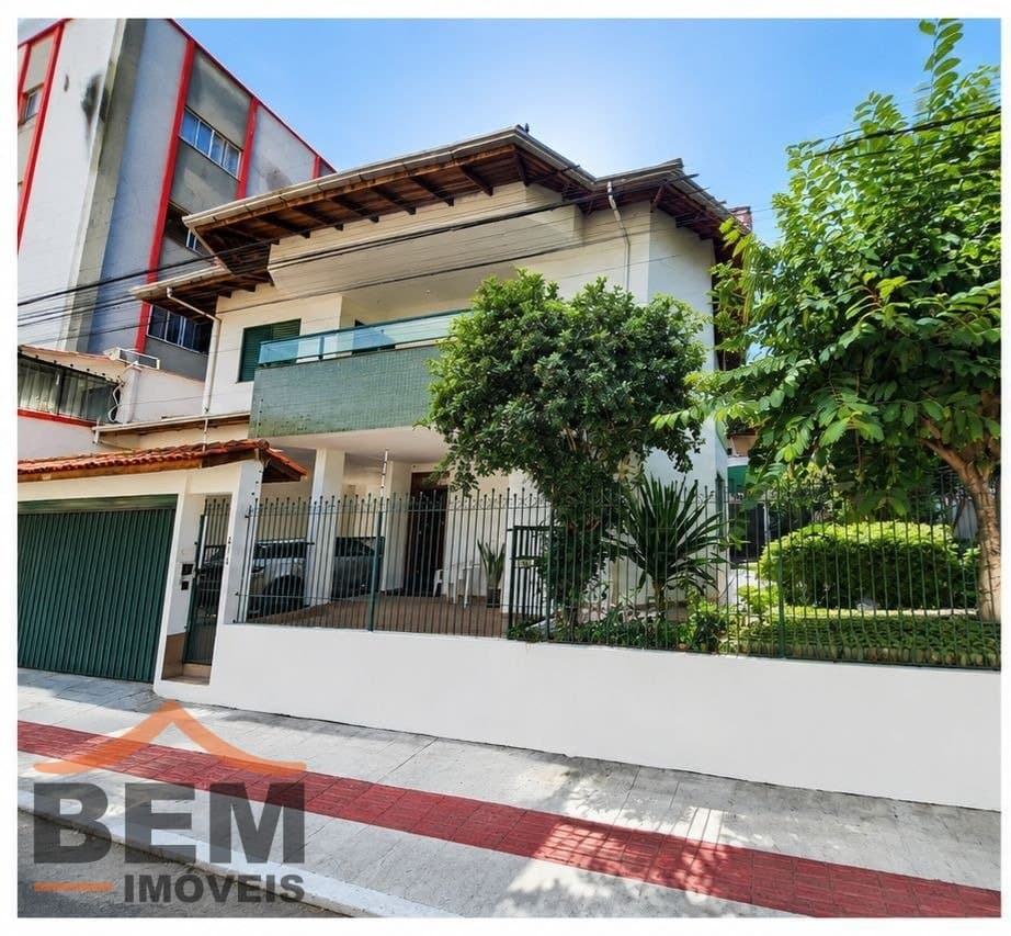 Casa para Locação com 4 quartos e 400m² no bairro Pioneiros, em Balneário Camboriú: 02- FACHADA 