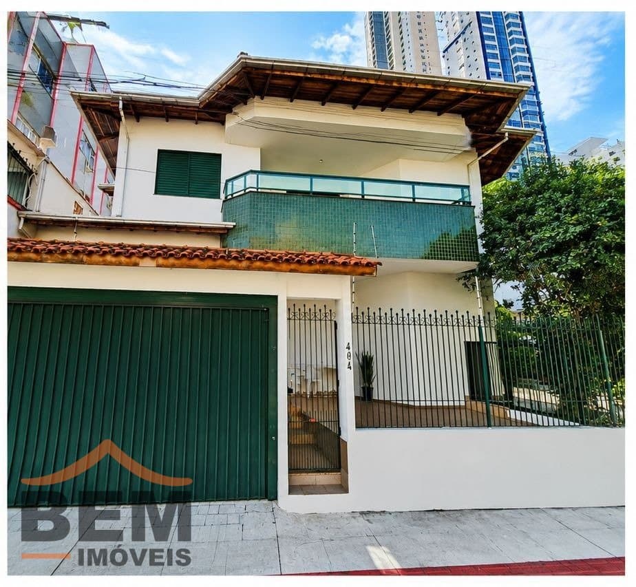 Casa para Locação com 4 quartos e 400m² no bairro Pioneiros, em Balneário Camboriú: 01- FACHADA 