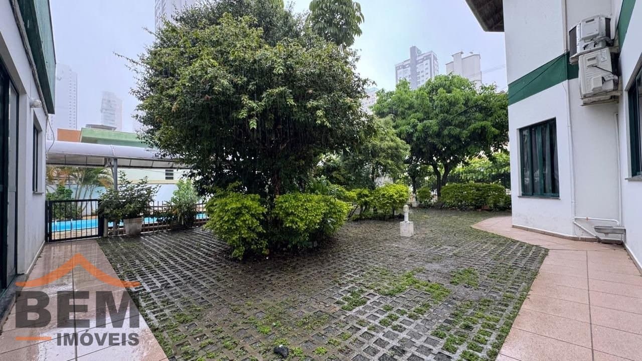 Casa para Locação com 4 quartos e 400m² no bairro Pioneiros, em Balneário Camboriú: 06- QUINTAL 