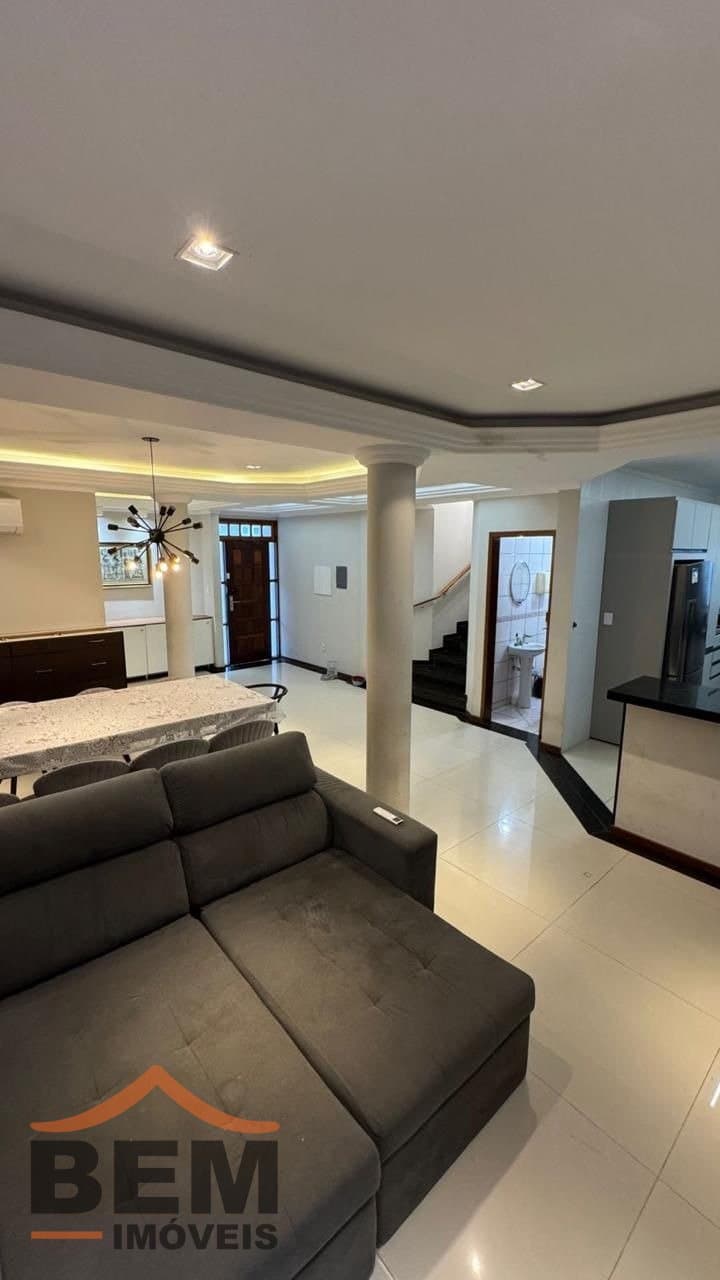 Casa para Locação com 4 quartos e 400m² no bairro Pioneiros, em Balneário Camboriú: 12- SALA DE ESTAR 
