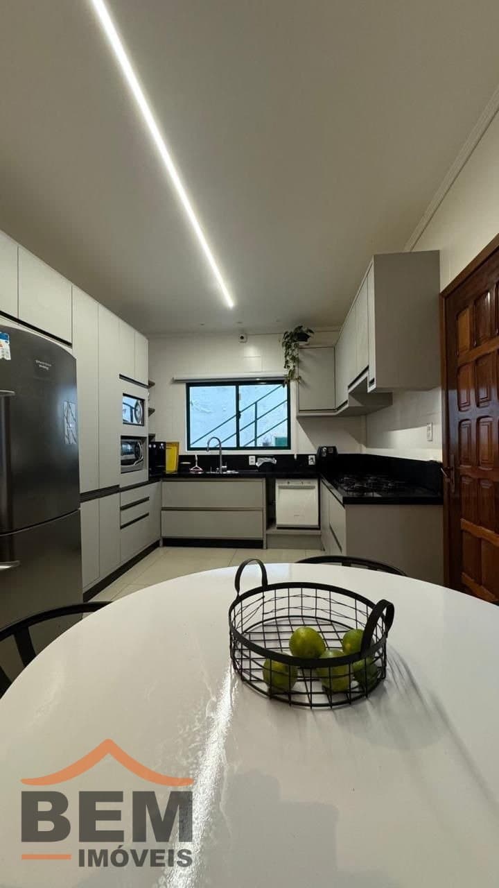 Casa para Locação com 4 quartos e 400m² no bairro Pioneiros, em Balneário Camboriú: 14- COZINHA 