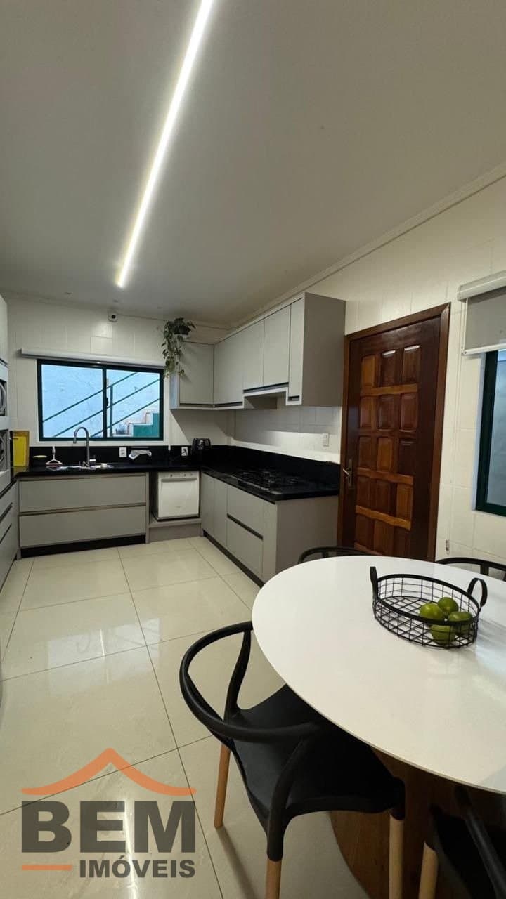 Casa para Locação com 4 quartos e 400m² no bairro Pioneiros, em Balneário Camboriú: 15- COZINHA 