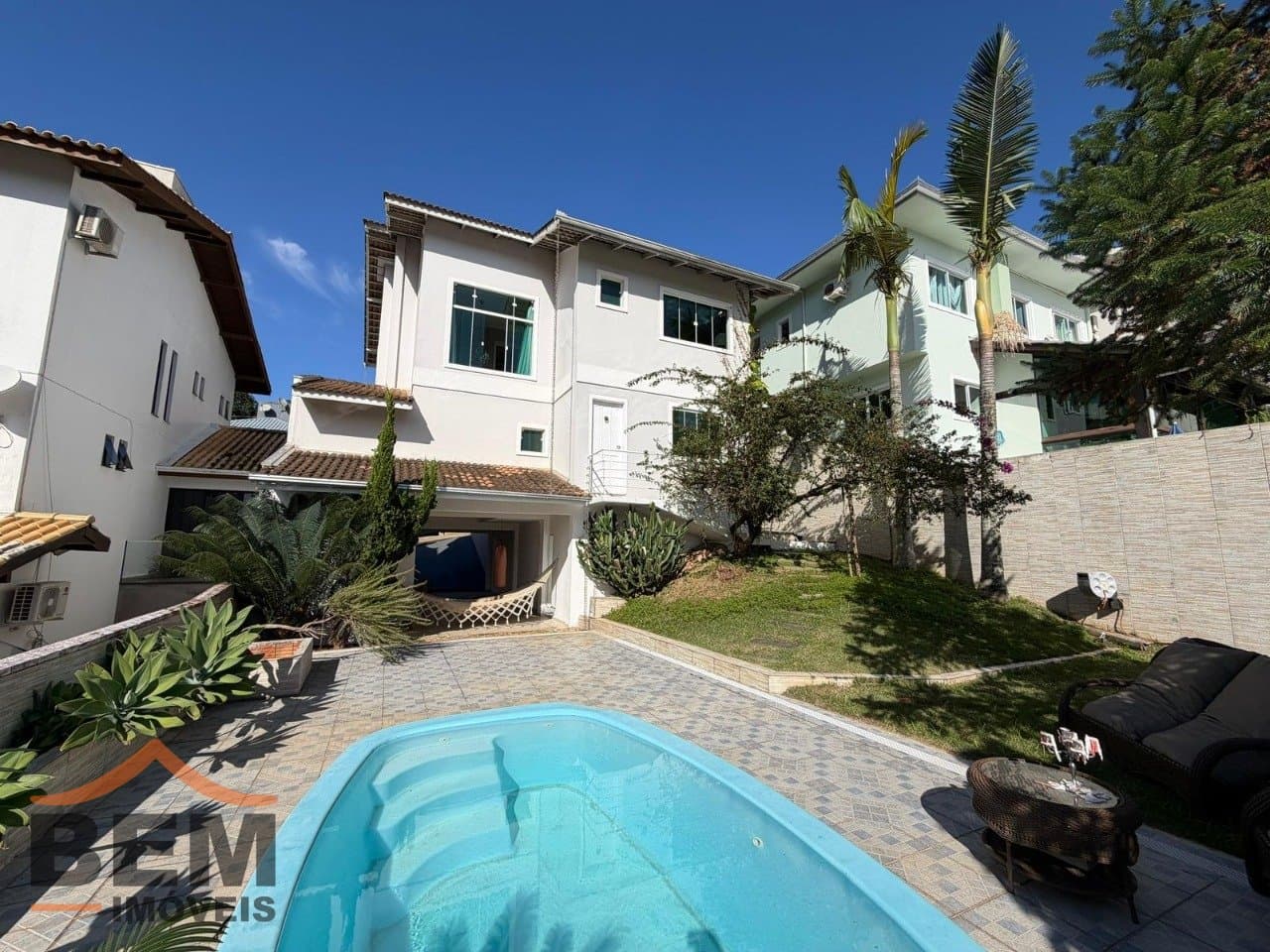 Casa para Locação com 2 quartos e 240m² no bairro Ariribá, em Balneário Camboriú: 01- FACHADA 