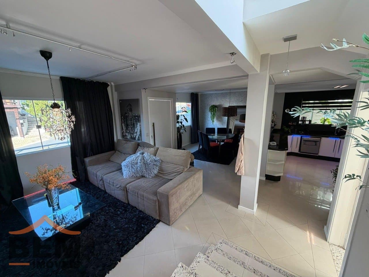 Casa para Locação com 2 quartos e 240m² no bairro Ariribá, em Balneário Camboriú: 10- SALA DE ESTAR 