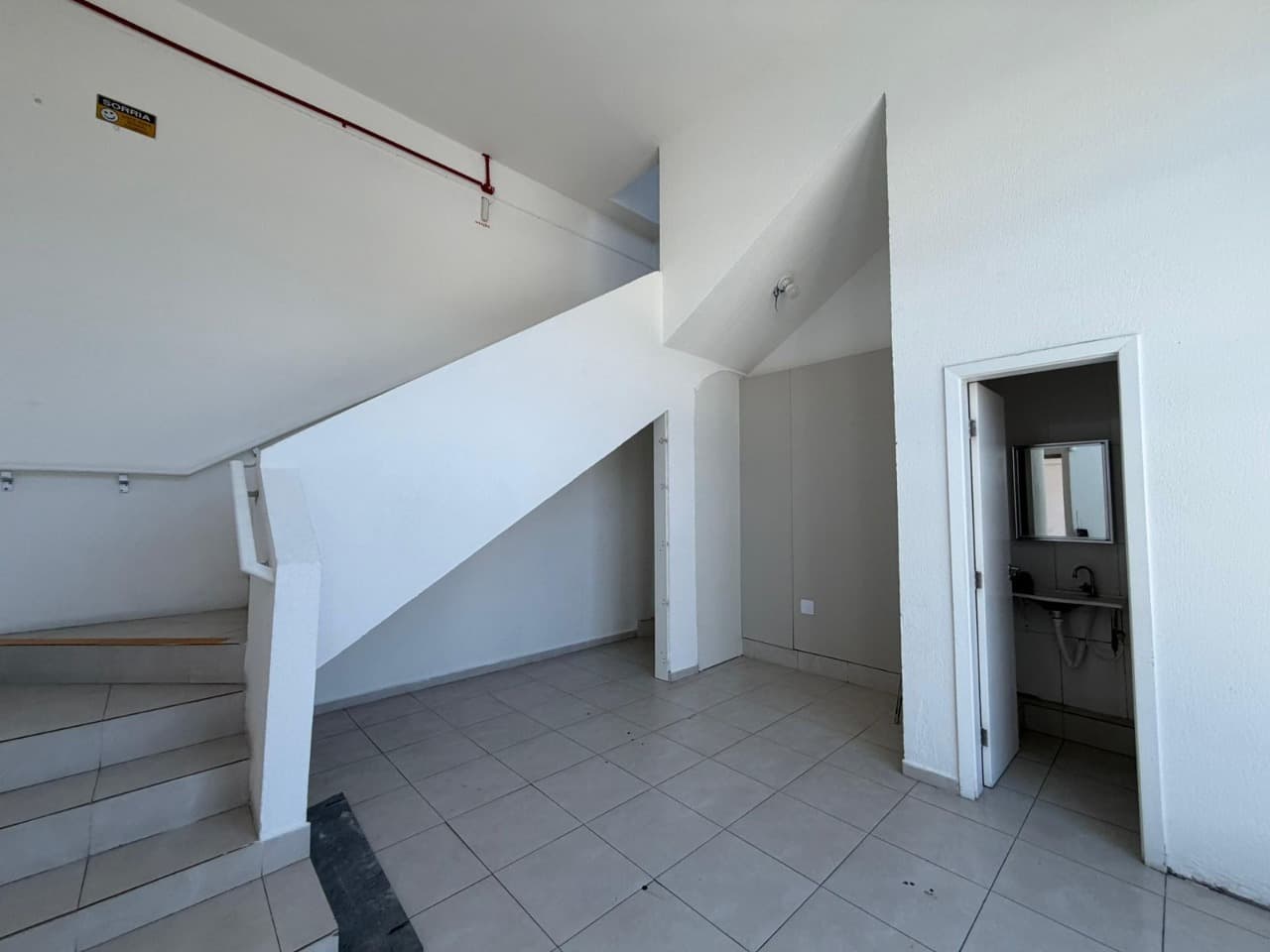 Galpão para Locação com 462m² no bairro Vila Real, em Balneário Camboriú: 02 - HALL