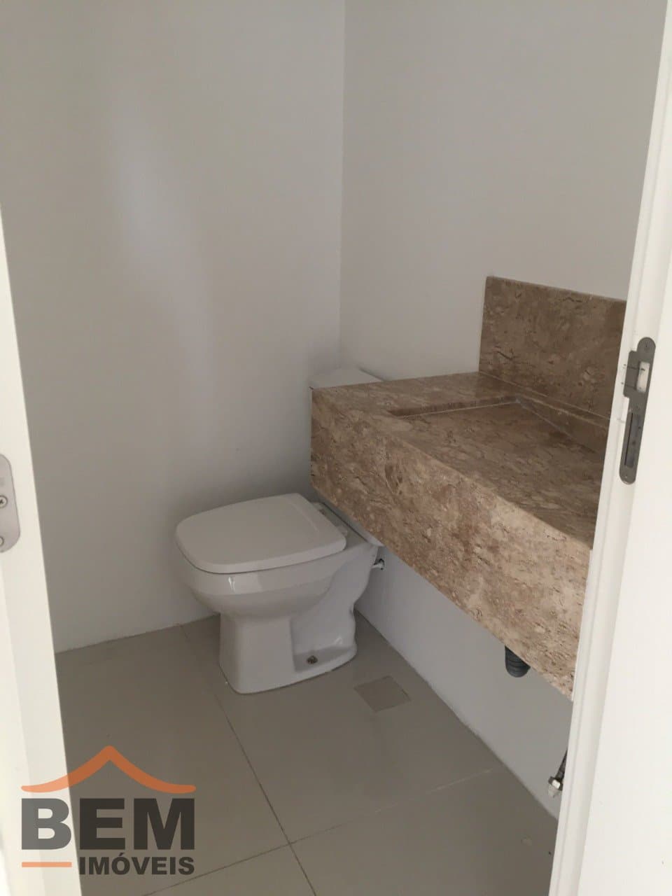 Sala Comercial para Locação com 79m² no bairro Centro, em Balneário Camboriú: 05- BANHEIRO 