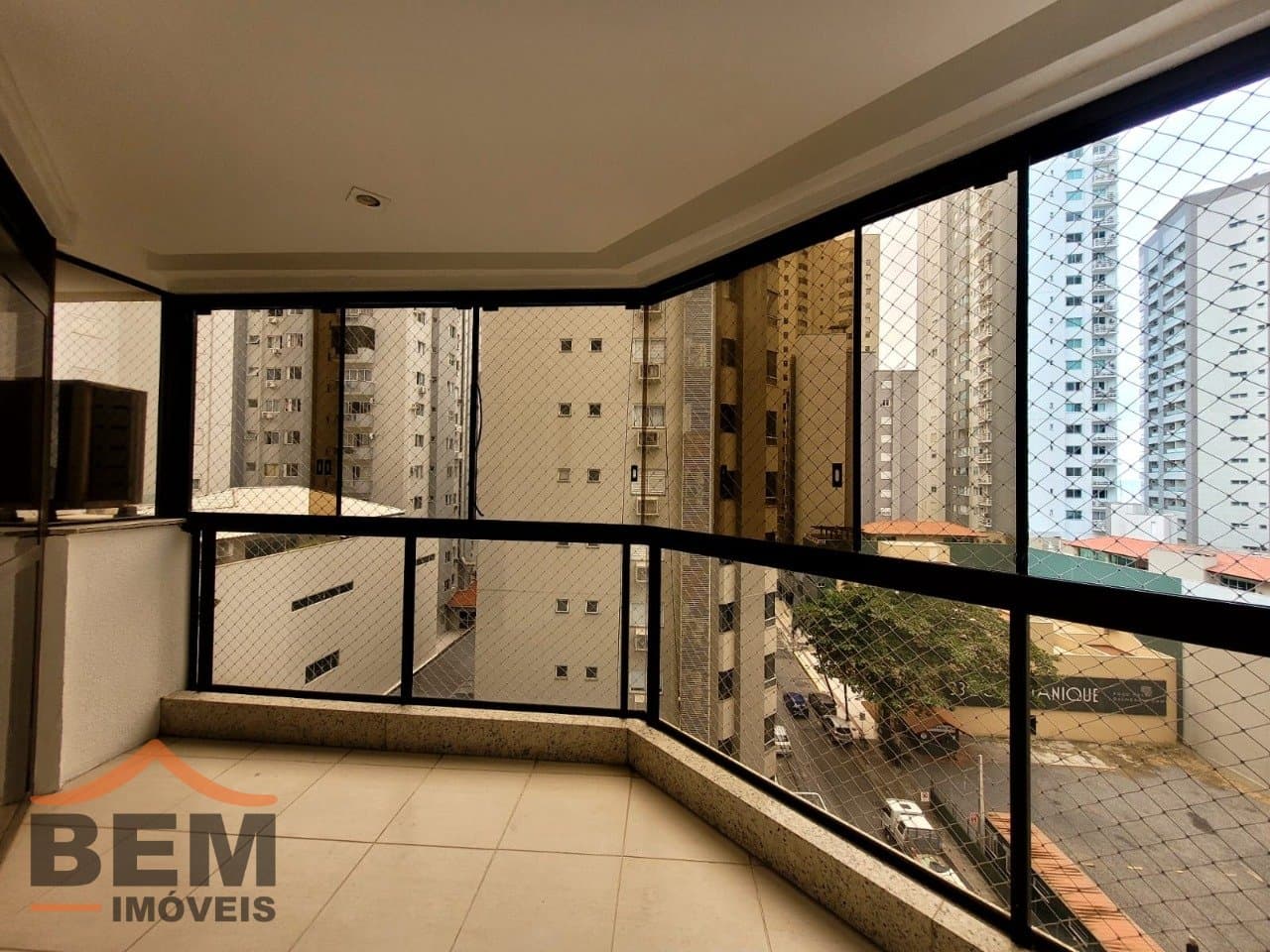 Apartamento para Locação com 3 quartos e 170m² no bairro Centro, em Balneário Camboriú: 09 - SACADA