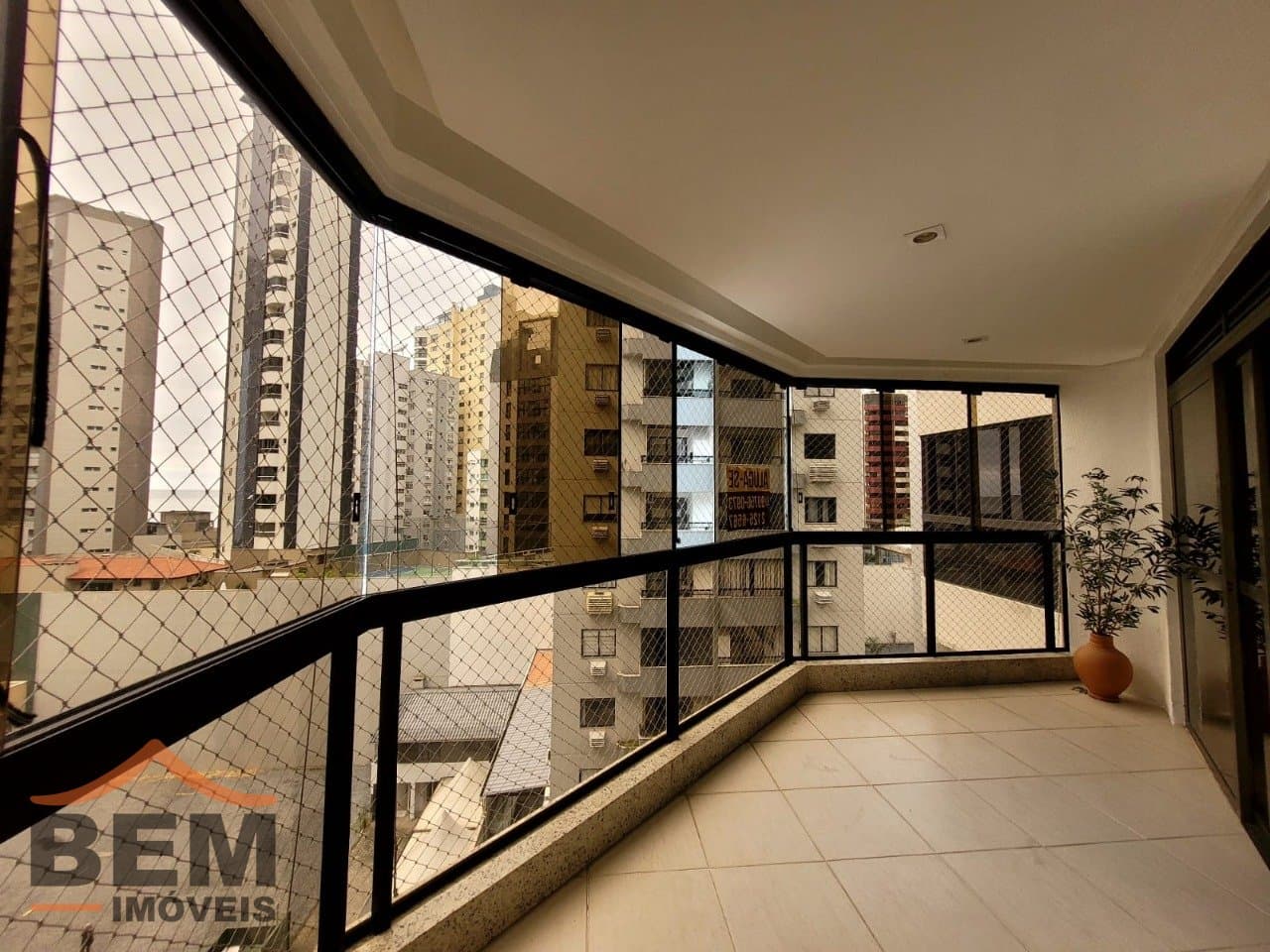 Apartamento para Locação com 3 quartos e 170m² no bairro Centro, em Balneário Camboriú: 10 - SACADA