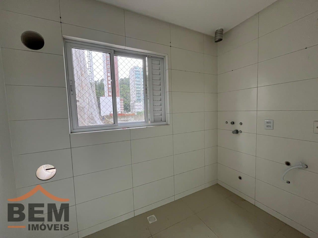 Apartamento para Locação com 2 quartos e 90m² no bairro Pioneiros, em Balneário Camboriú