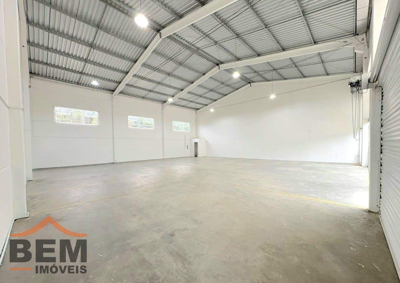 Galpão para Locação com 648m² no bairro Santa Regina, em Camboriú: 02-SALA COMERCIAL