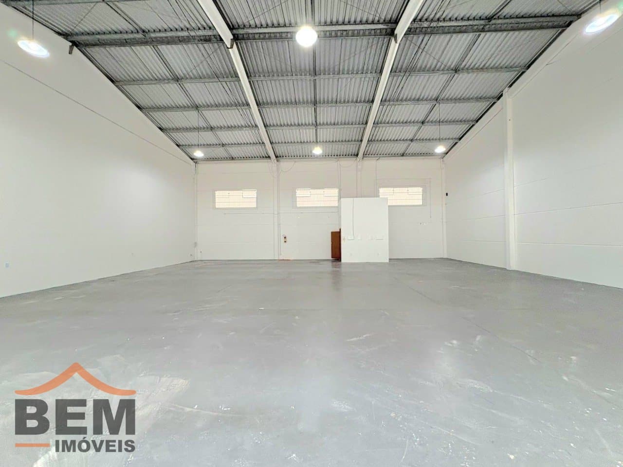 Galpão para Locação com 324m² no bairro Santa Regina, em Camboriú: 02 - SALA