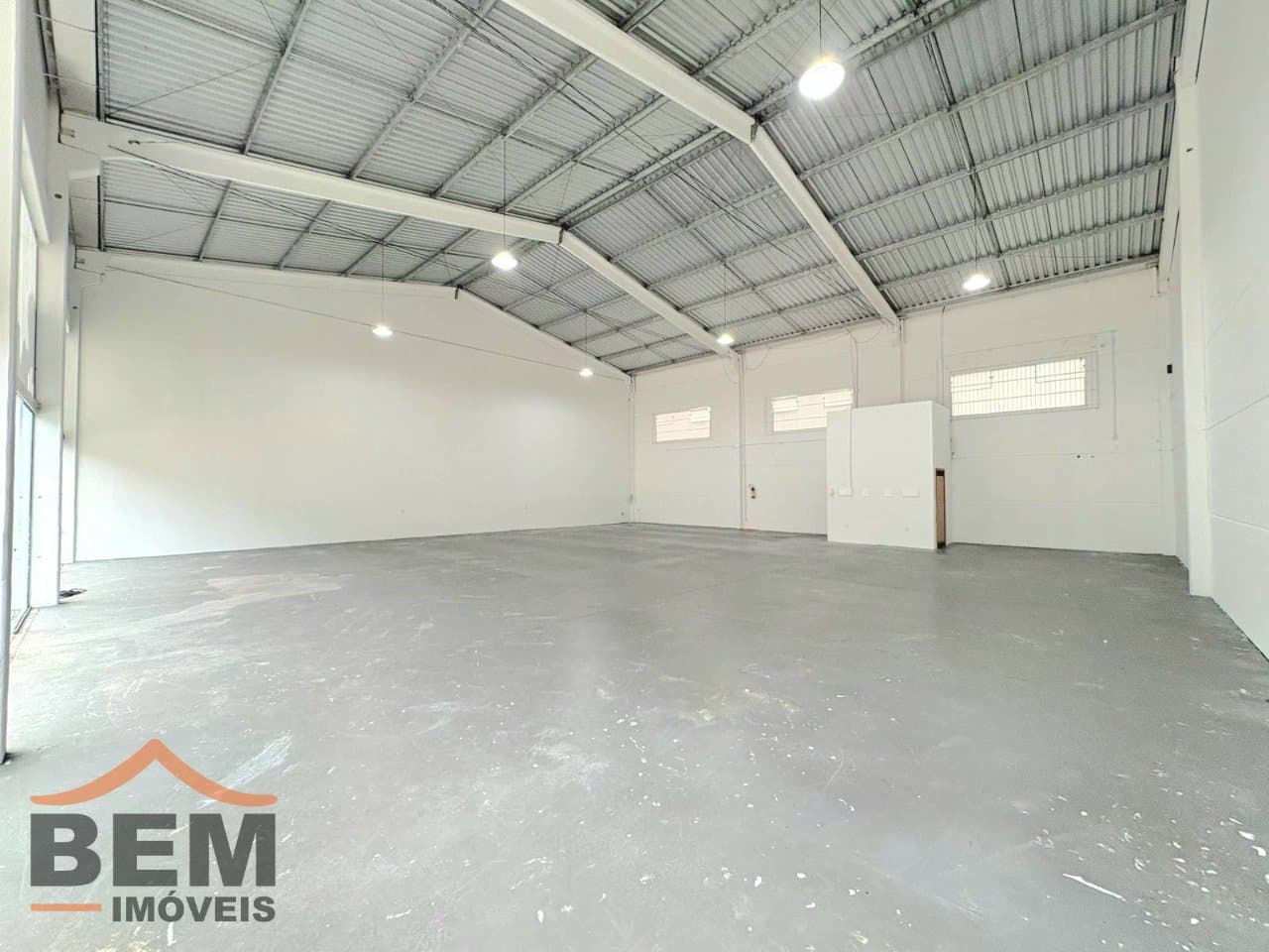 Galpão para Locação com 324m² no bairro Santa Regina, em Camboriú: 03 - SALA