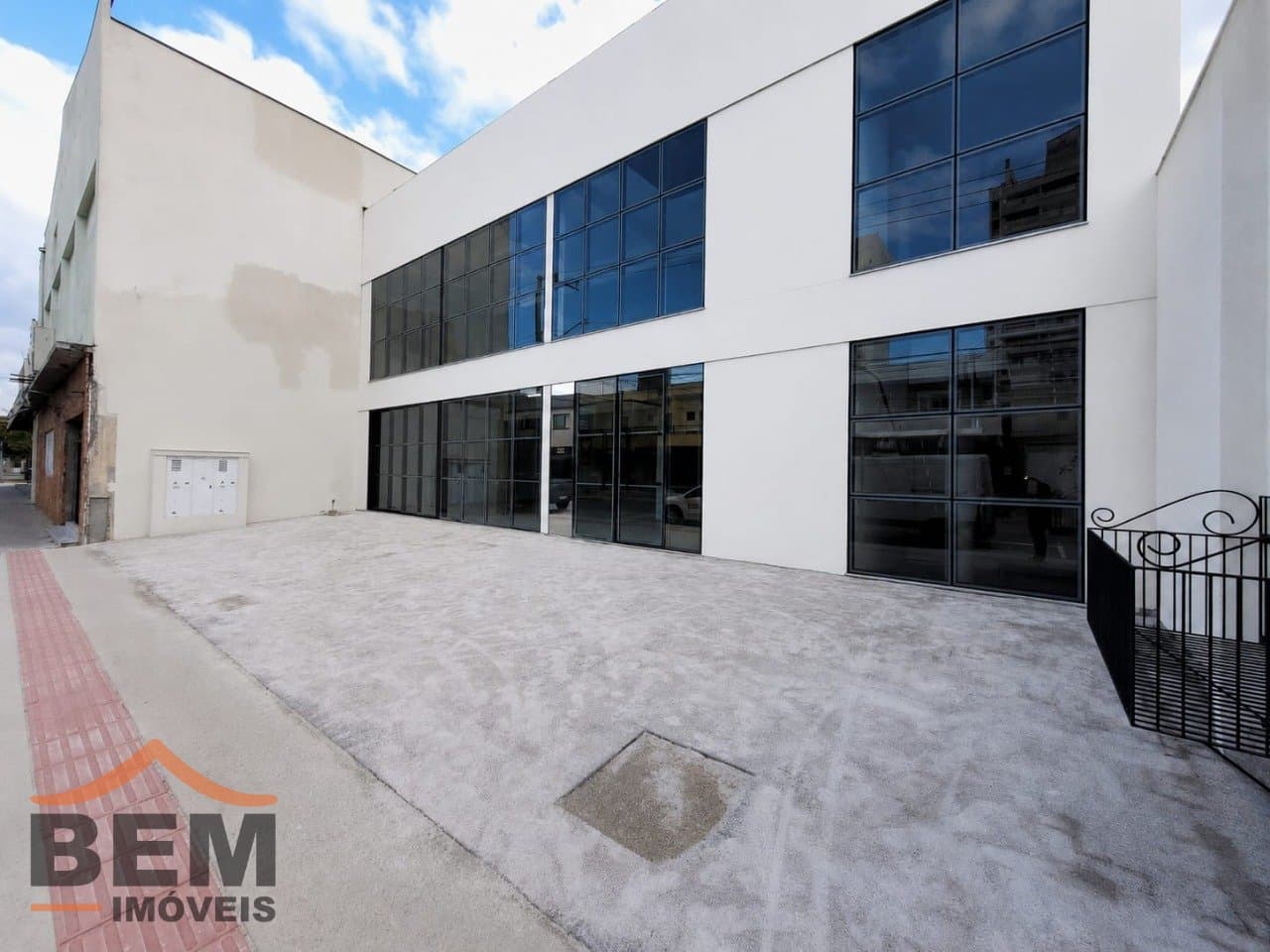Galpão para Locação com 790m² no bairro Vila Operária, em Itajaí: 2 - FACHADA