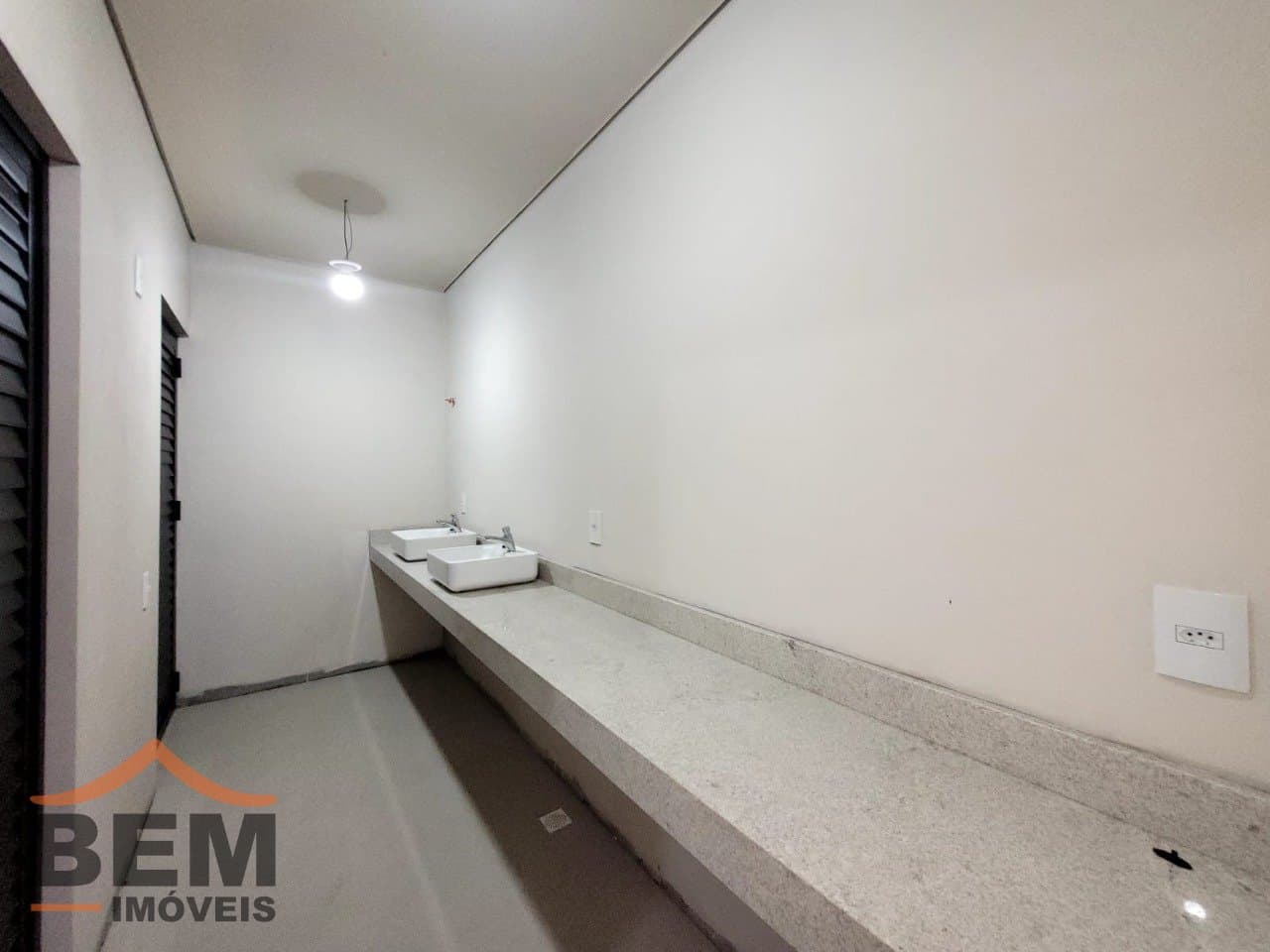 Galpão para Locação com 790m² no bairro Vila Operária, em Itajaí: 8 - BANHEIRO
