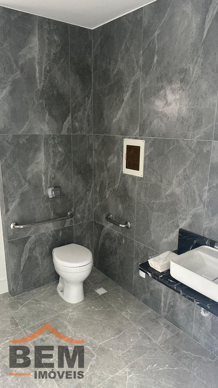 Sala Comercial para Locação com 400m² no bairro Fazenda, em Itajaí: 6 - BANHEIRO
