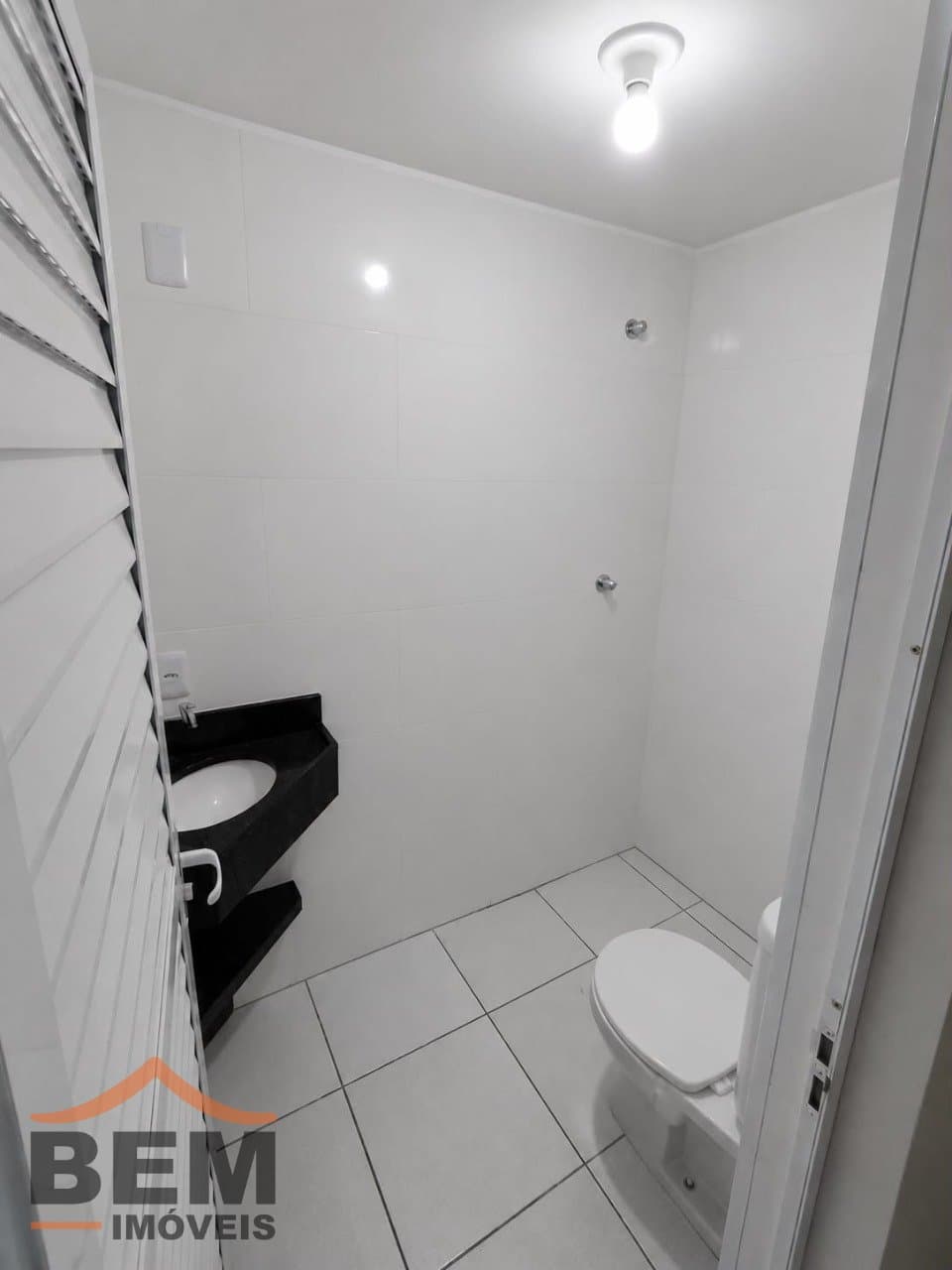 Sala Comercial para Locação com 380m² no bairro São Vicente, em Itajaí: 12 -BANHEIRO FEMININO