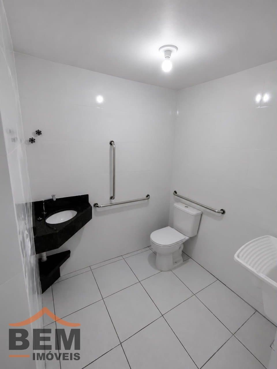 Sala Comercial para Locação com 380m² no bairro São Vicente, em Itajaí: 11 -  BANHEIRO PCD