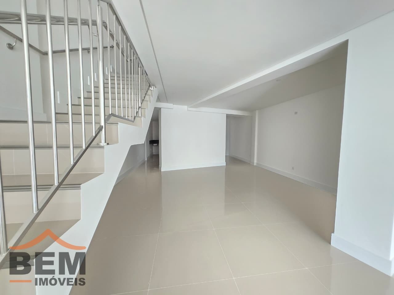 Sala Comercial para Locação com 152m² no bairro Centro, em Balneário Camboriú: 04-SALA COMERCIAL