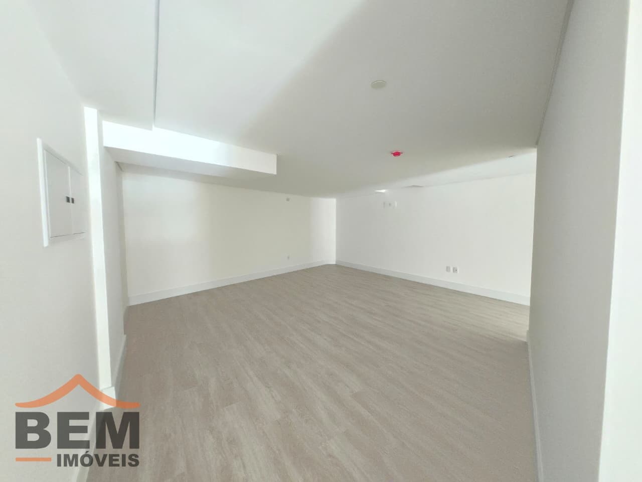 Sala Comercial para Locação com 152m² no bairro Centro, em Balneário Camboriú: 09-SALA COMERCIAL